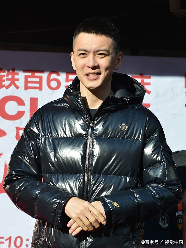 辽宁男篮的杨鸣参加活动,身穿一件黑色羽绒服,帅气登场
